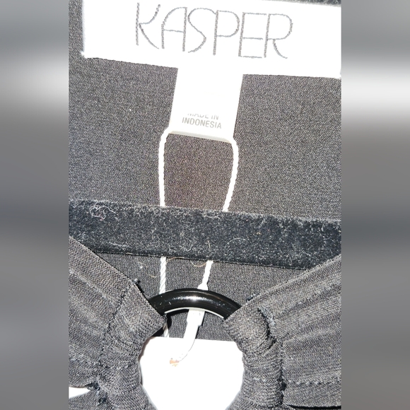 Elegant Black Dress with Cutout Detail - Picture 3 of 5